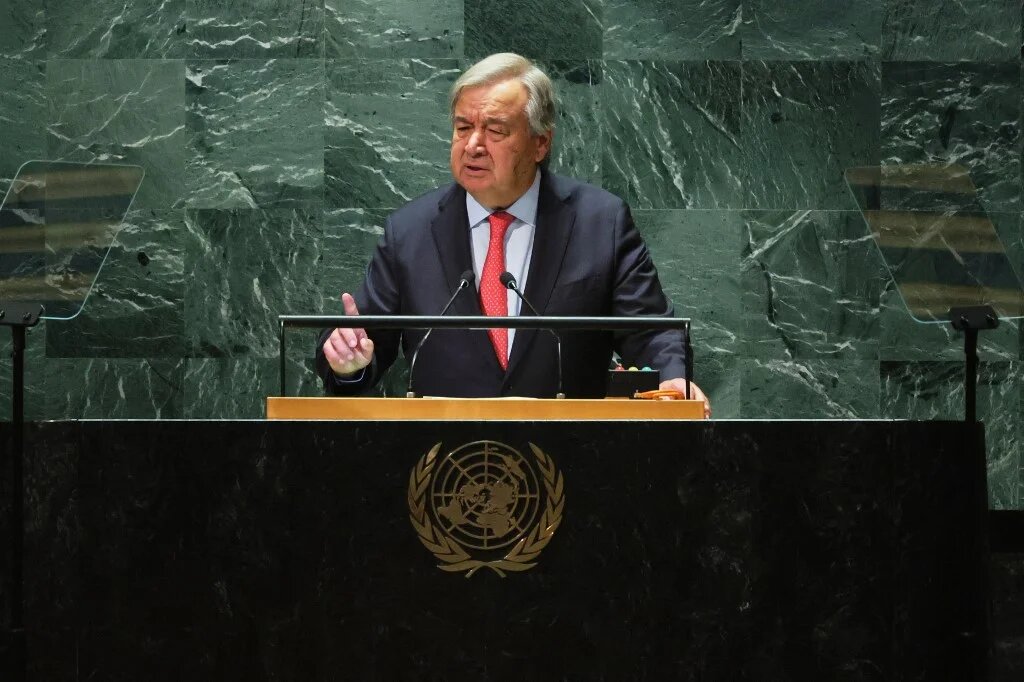 « Des terrains de sport aux écoles en passant par les places publiques, les filles et les femmes défient le patriarcat, et triomphent. Je suis à leurs côtés », a déclaré António Guterres le 19 septembre 2023 (AFP)