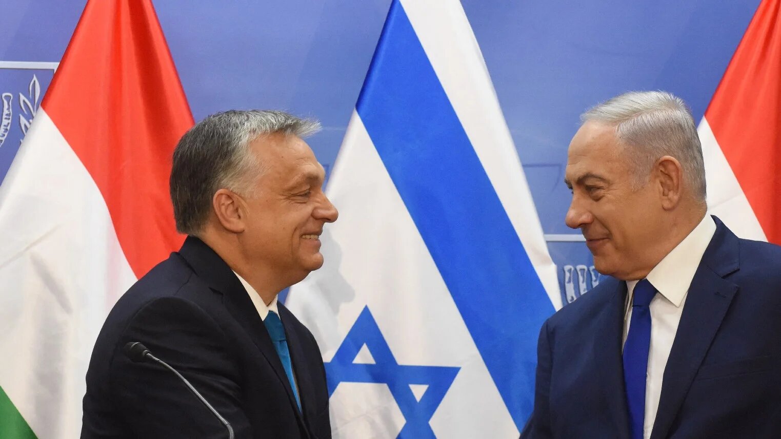 Hungarian Prime Minister Viktor Orban (L) and Israeli Prime Minister Benjamin Netanyahu shake hands during a press conference after their meeting in Jerusalem on 19 February 2019 (AFP/File photo)