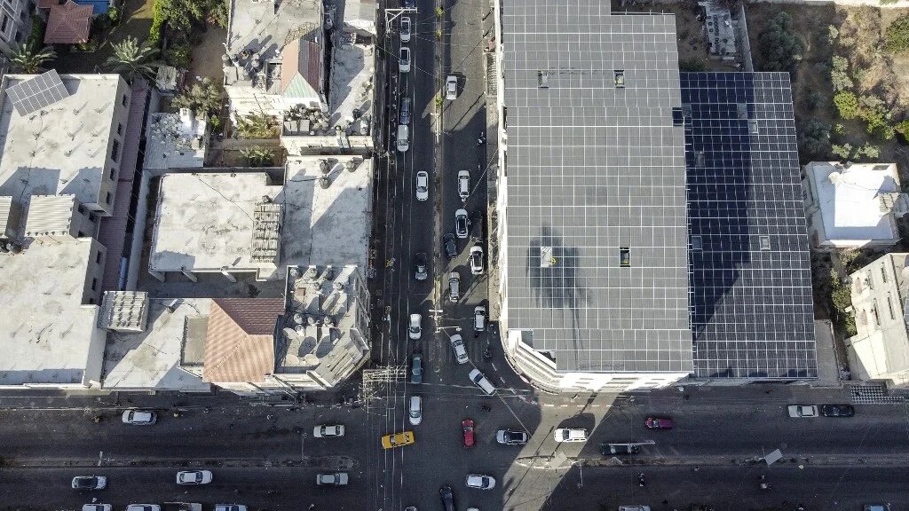 La plupart des tuiles solaires utilisées à Gaza proviennent de Chine. Avec un minimum d’entretien, elles peuvent servir plusieurs années mais leurs batteries doivent être changées tous les deux ou trois ans (AFP/Mohammed Abed)