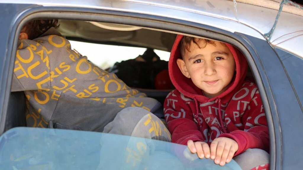 Displaced Palestinians make their way from the southern to the northern parts of the Gaza Strip on 29 January 2025 (Omar al-Qattaa/AFP)