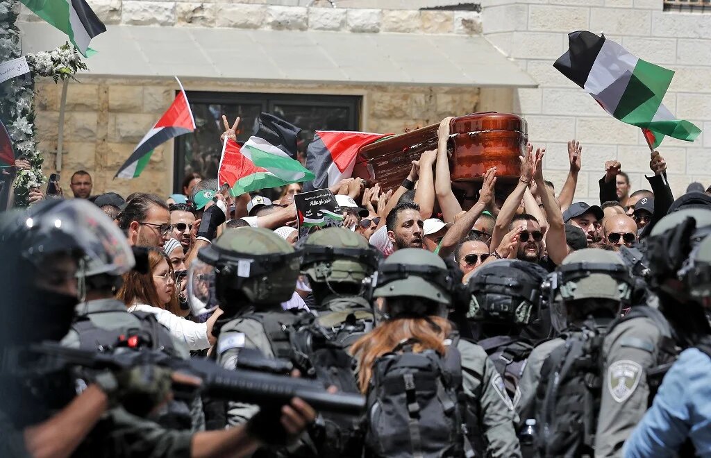 La police israélienne a attaqué le cortège portant le cercueil de la journaliste assassinée Shireen Abu Akleh, le 13 mai 2022 (AFP/Ahmad Gharabil)