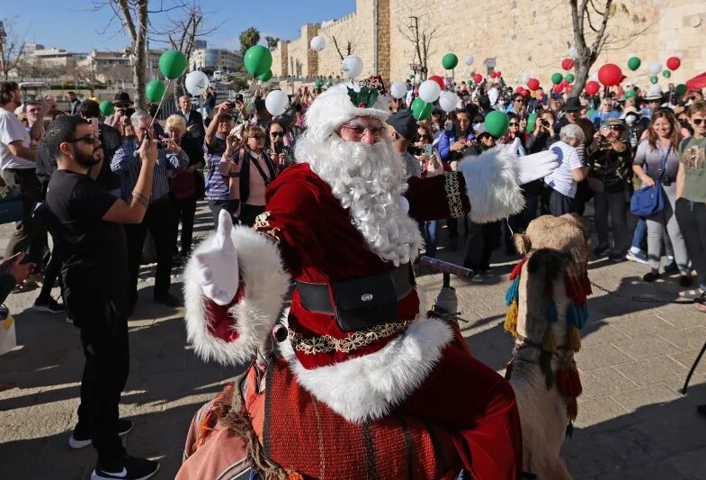 Lorsque Issa Kassissieh était enfant, son père se costumait déjà en père Noël, avec sa hotte rouge, pour son plus grand bonheur (AFP/Ahmad Gharabali)