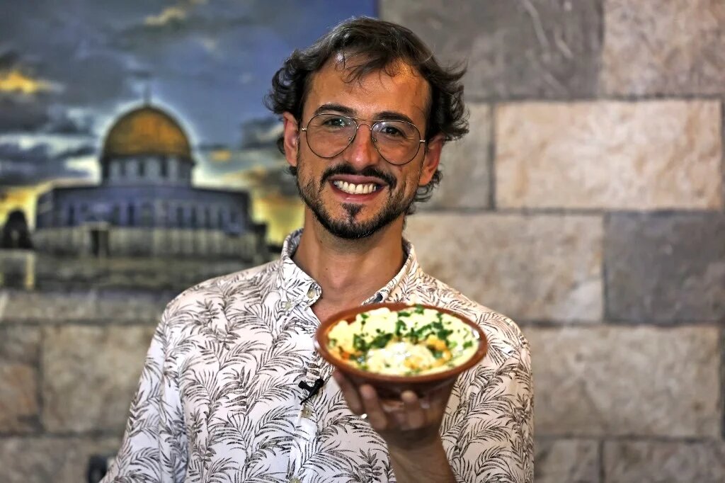 « Tout le monde faisait quasiment la même chose mais récemment je vois des gens lancer de nouvelles idées », explique le guide touristique Izzeldin Bukhari (AFP/Ahmad Gharabli)