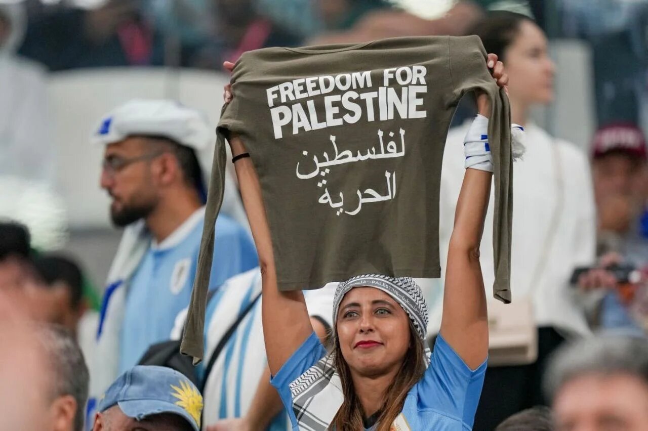 Une supportrice uruguayenne affiche son soutien à la Palestine dans un stade de la Coupe du monde du Qatar (Twitter)