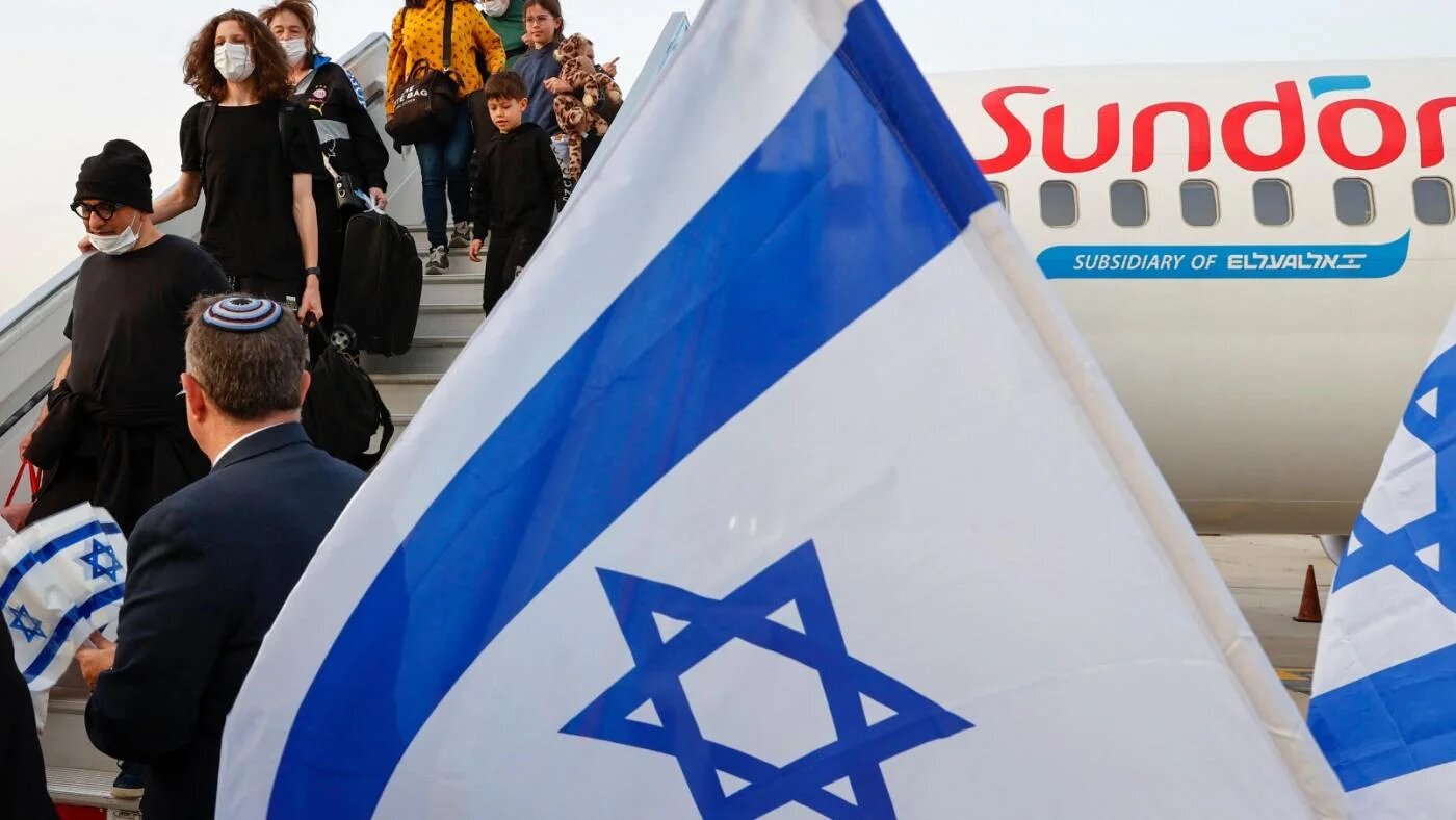 Des passagers débarquent d’un avion transportant des immigrés juifs fuyant la guerre en Ukraine, à l’aéroport Ben Gourion de Lod, près de Tel Aviv (Israël), le 6 mars 2022 (AFP)