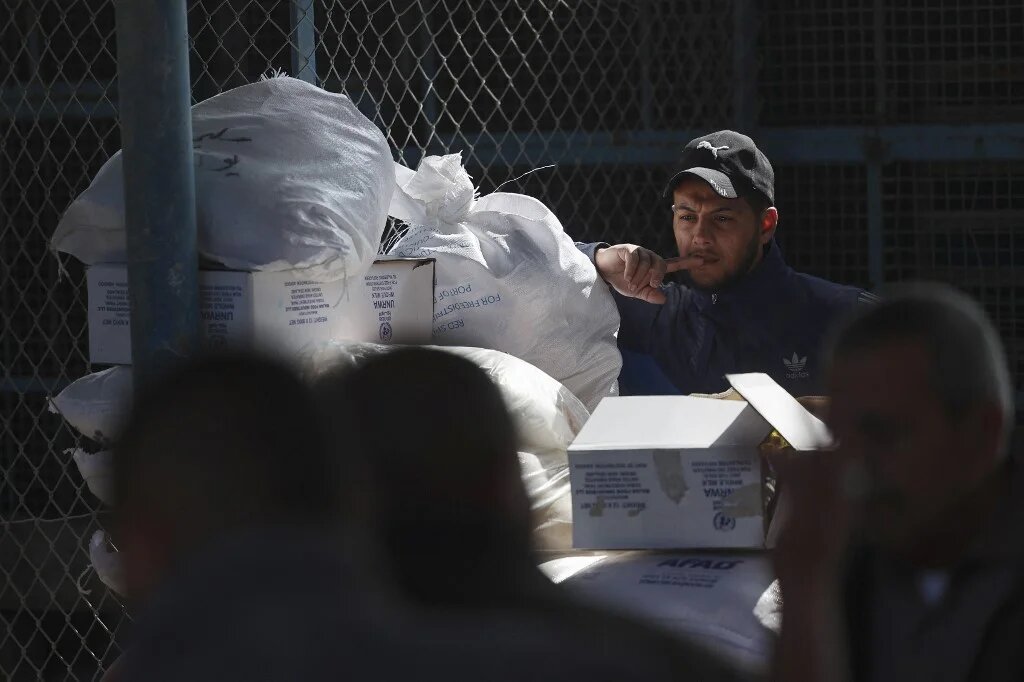 Un Palestinien devant un centre de l’UNRWA à Gaza, le 1er mars 2022 (AFP/Mohamed Abed)