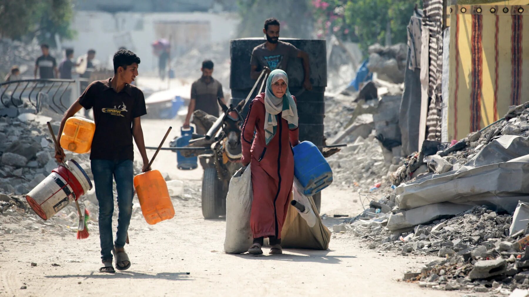 Palestinians flee with their belongings the Abu Iskandar neighbourhood of northern Gaza City on August 22, 2025 (AFP)