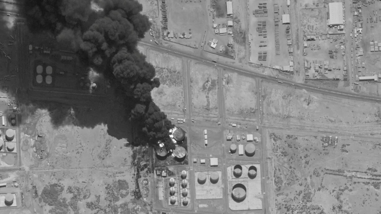 A satellite image shows smoke rising from a burning oil storage area in Port Sudan, Sudan, 6 May 2025 (Maxar Technologies/Reuters)
