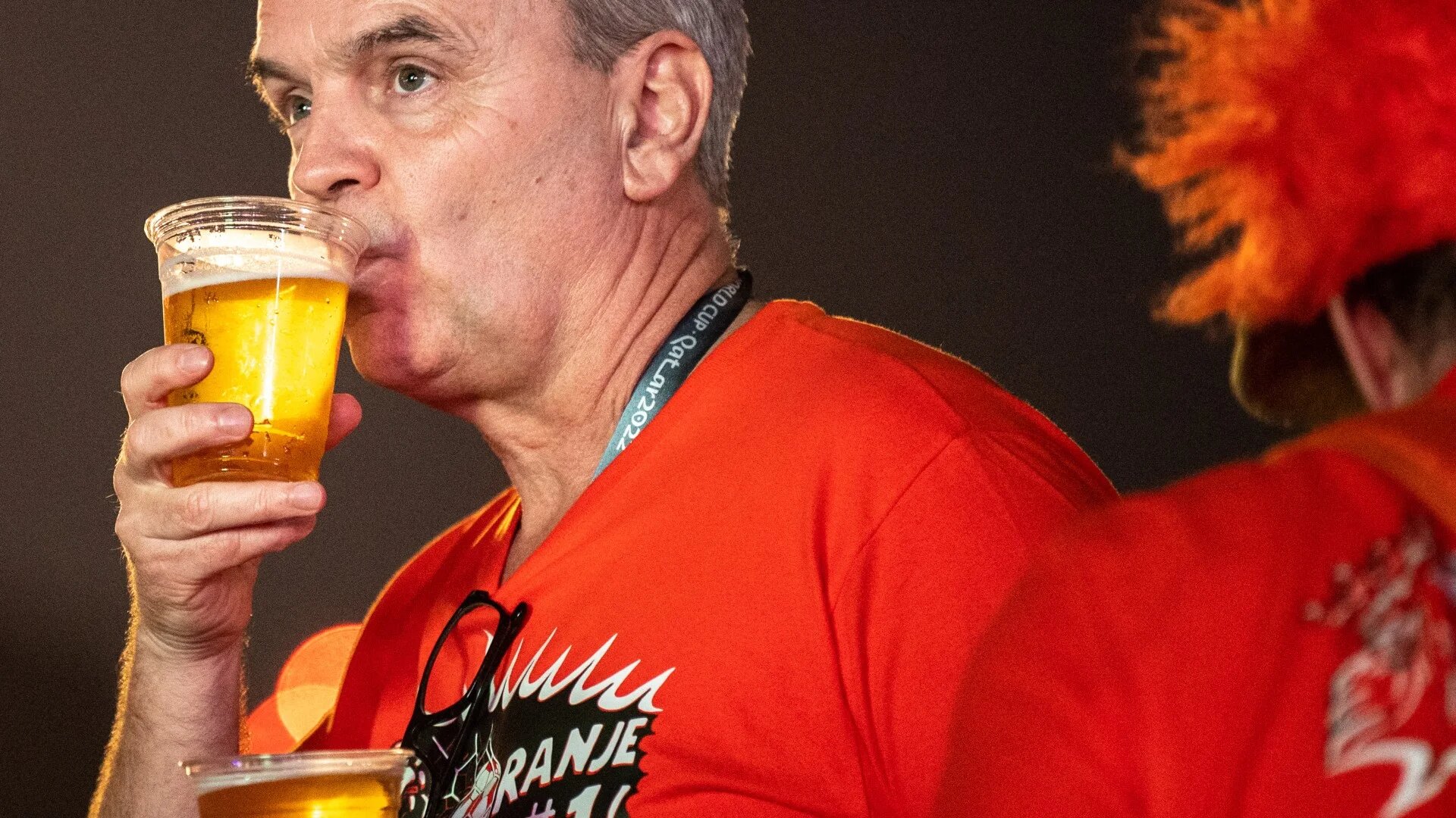 Un supporteur de foot déguste une bière à l’occasion de l’ouverture du FIFA Fan Festival au parc al-Bidda de Doha au Qatar, le 19 novembre 2022 (AFP)