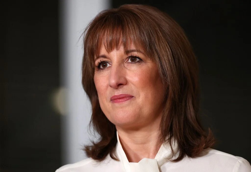 Chancellor of the Exchequer Rachel Reeves speaks to nurses and members of the media during a visit to University College London Hospital, 26 November 2025 (Adrian Dennis/AFP)