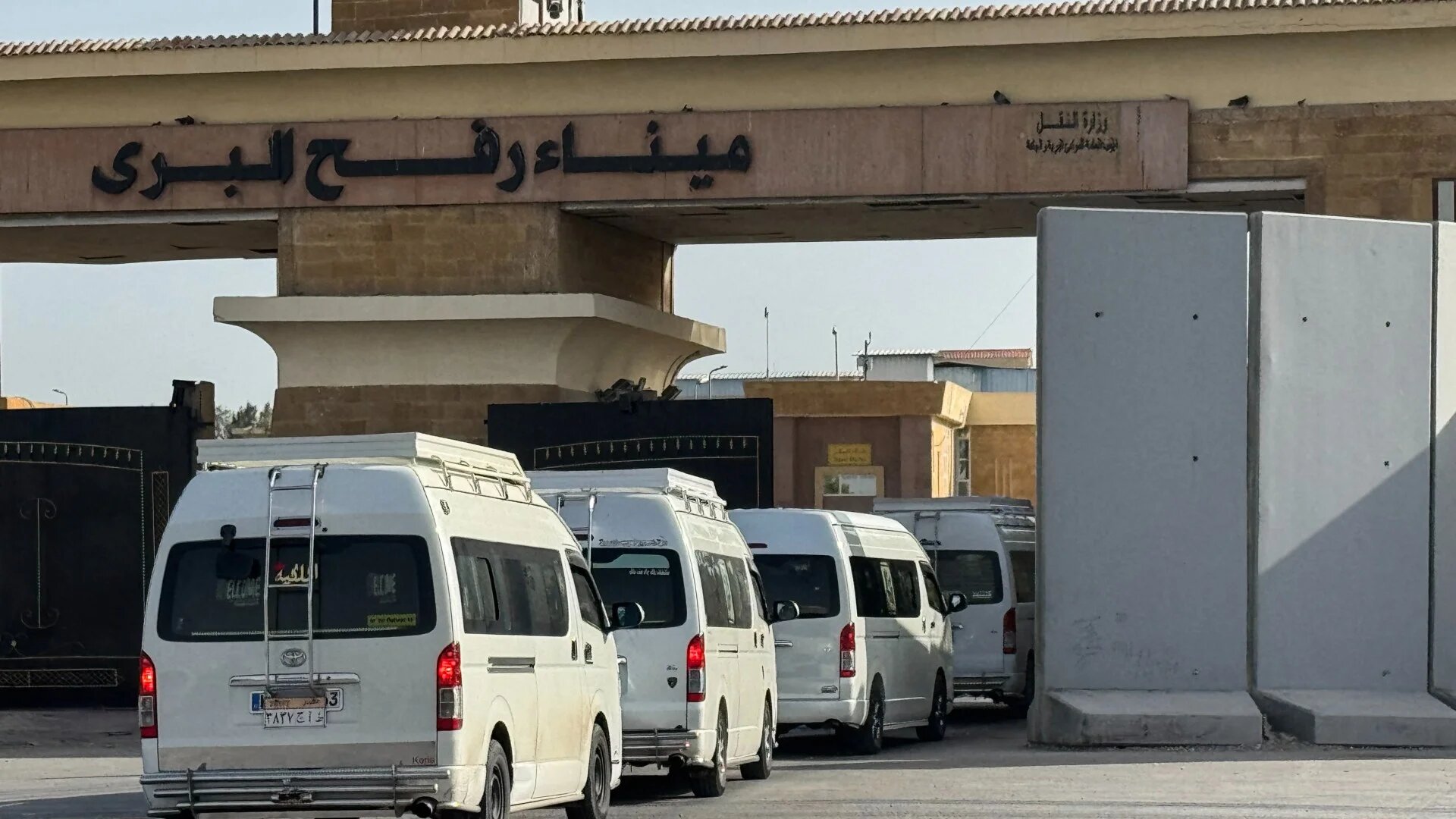 Minibuses carrying Palestinians wishing to return to the Gaza Strip line up on the Egyptian side of the Rafah border crossing on 19 March 2026 (Amr Adel/AFP)