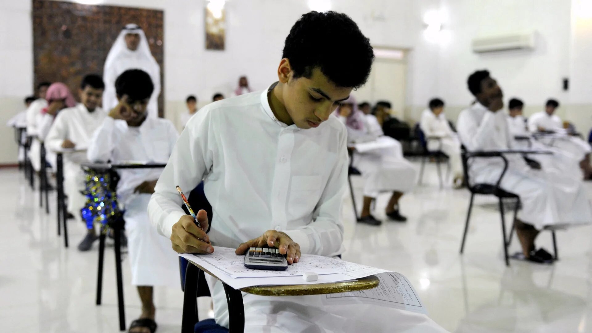 Saudi students sit for their final high school exams in the Red Sea port city of Jeddah on 24 May, 2015 (AFP/Amer Salem)