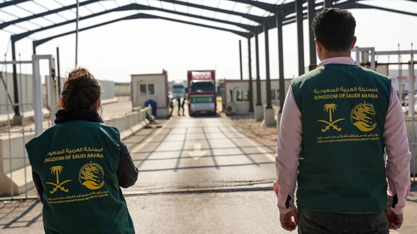 La délégation saoudienne du King Salman Humanitarian Aid & Relief Centre entre à Jandairis, dans le nord-ouest de la Syrie, le 23 février 2023 (Reuters)
