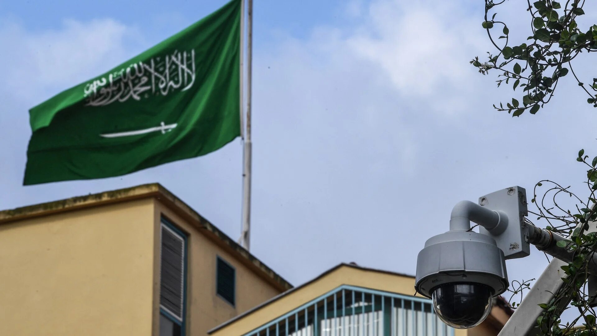 This picture shows a Saudi Arabia flag and a video camera surveillance at the backyard of the Saudi Arabian consulate on 11 October 2018 in Istanbul (AFP/Ozan Kose)