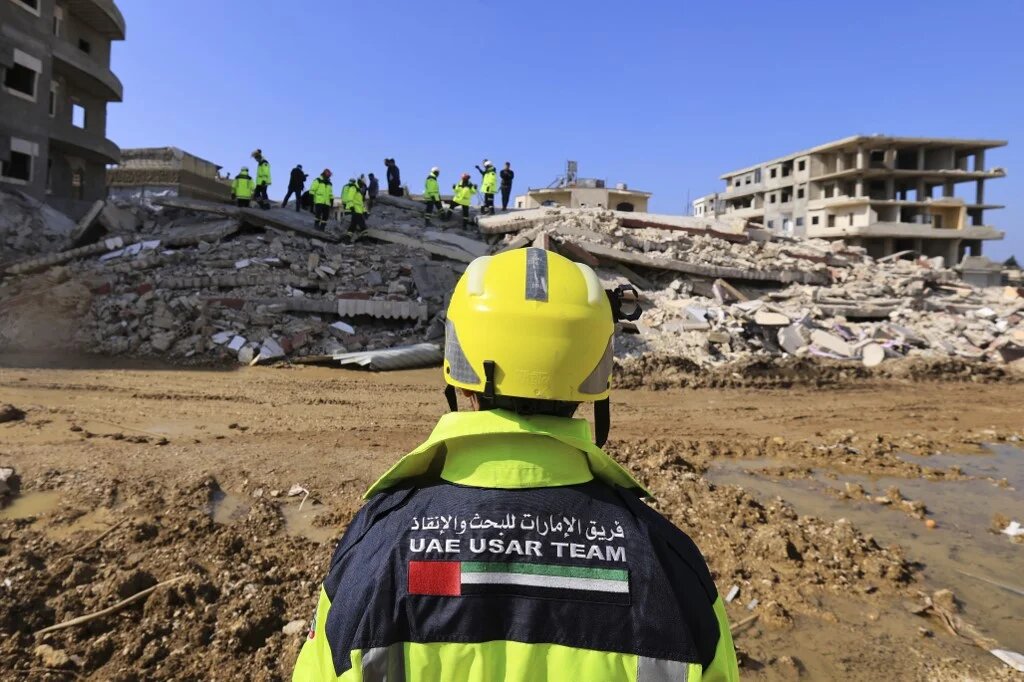 Une équipe de 42 sauveteurs arrivée vendredi des Émirats arabes unis, équipée de caméras de recherche avancée, de capteurs et de réservoirs de carburant (AFP/Karim Sahib)