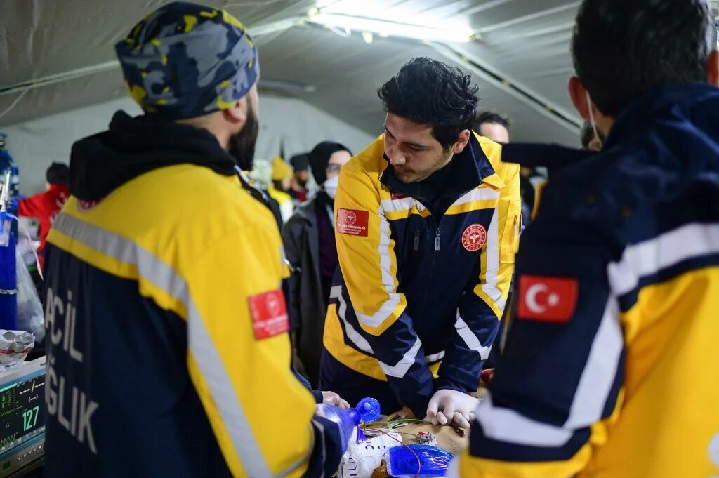 Un sauveteur pratique un massage cardiaque sur un blessé à l’hôpital de campagne de Hatay, le 13 février 2023 (AFP/Yasin Akgul)
