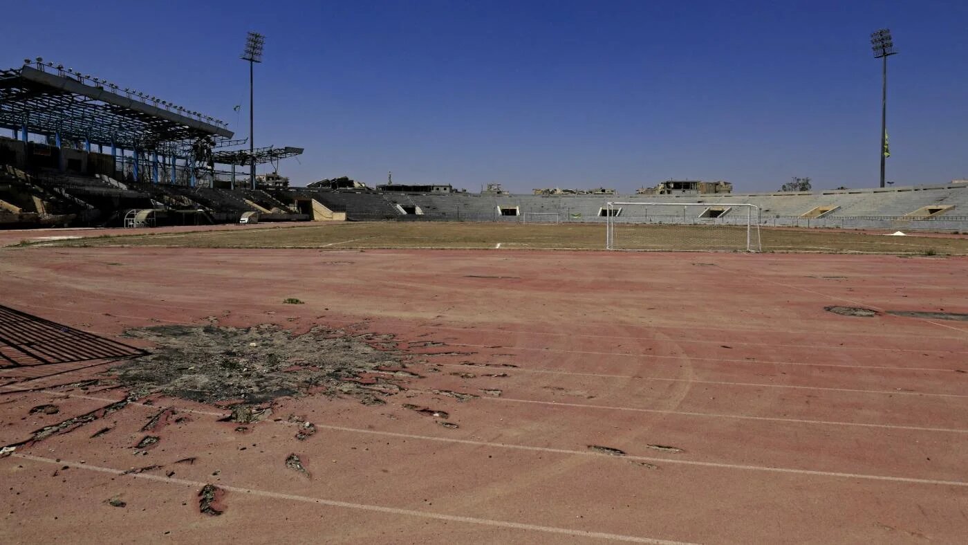 Piste criblée d’éclats d’obus dans un stade de Raqqa, ancienne capitale syrienne du groupe État islamique, le 16 avril 2018 (AFP)