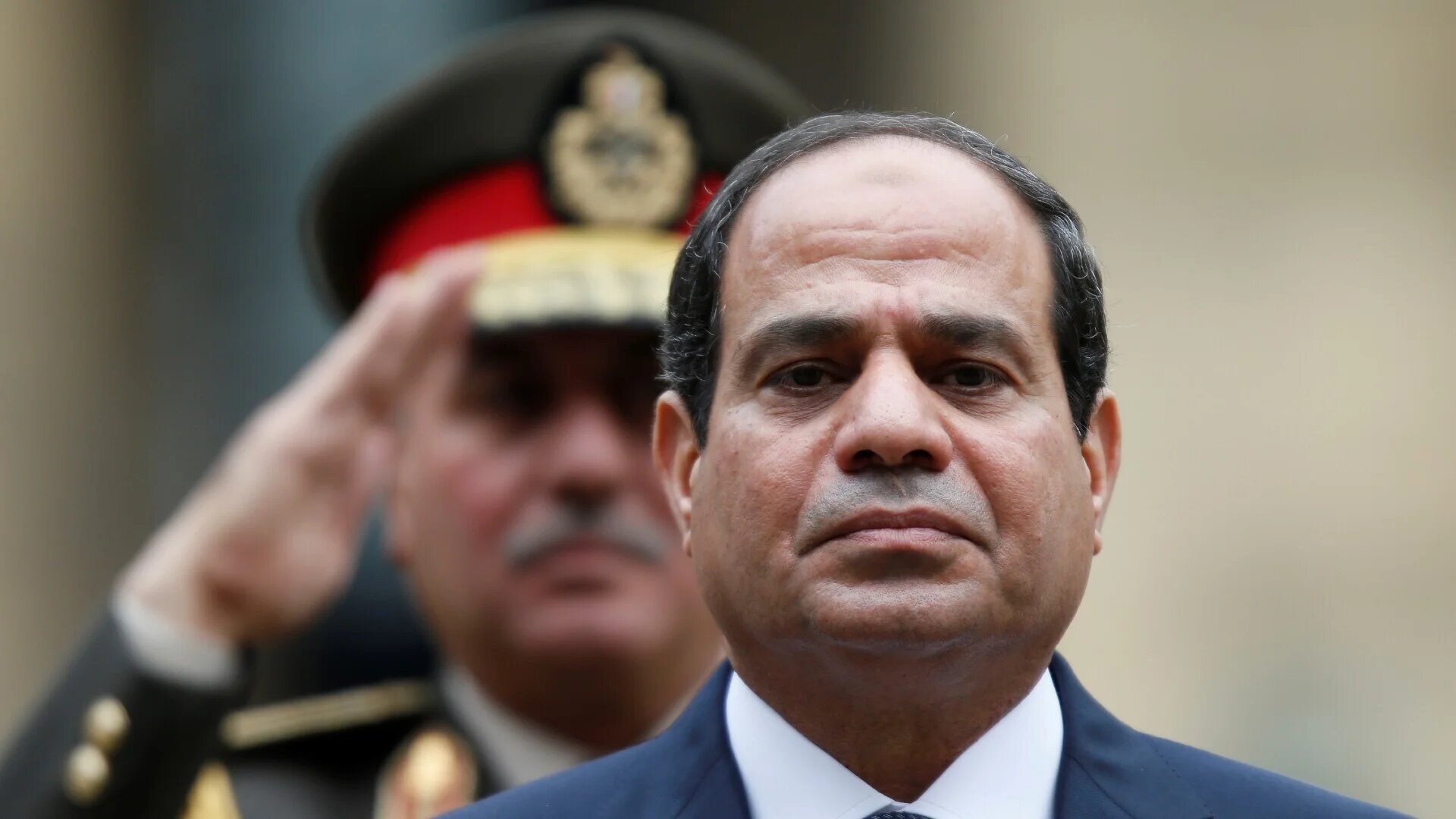 Egyptian President Abdel Fattah al-Sisi attends a military ceremony in the courtyard of the Hotel des Invalides in Paris, France, 26 November, 2014 (Reuters/Charles Platiau)