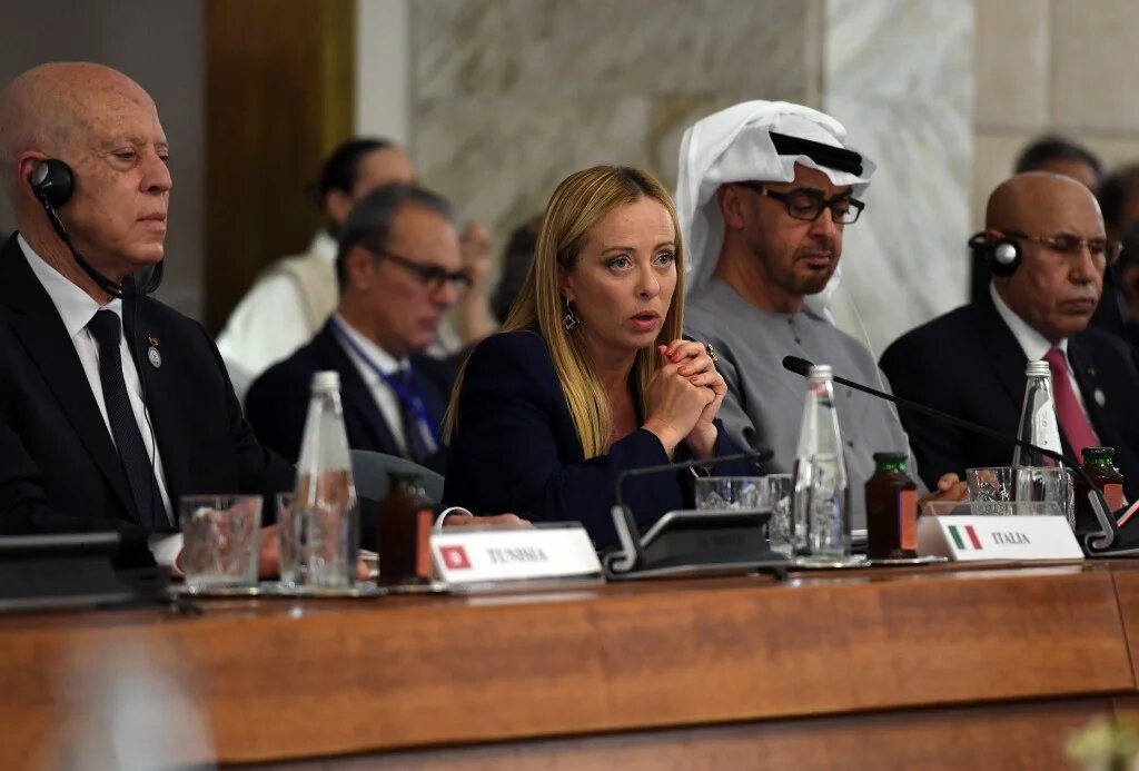 Kais Saied à côté de Giorgia Meloni, lors du sommet international des migrations à Rome, le 23 juillet 2023 (AFP)