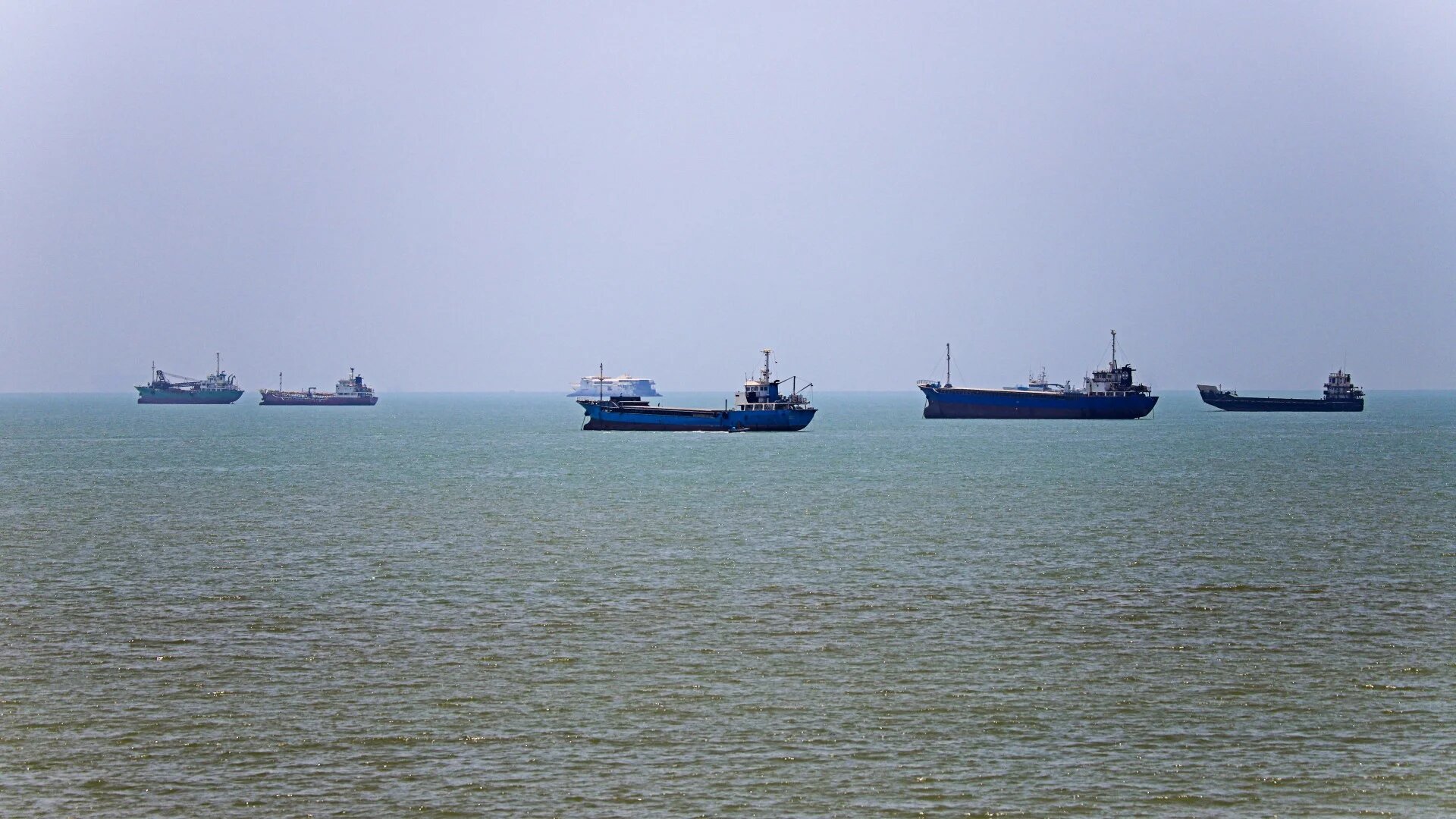 Vessels are seen anchored in Bandar Abbas along the Strait of Hormuz in a picture obtained on 18 June 2026 (AFP/Isna)
