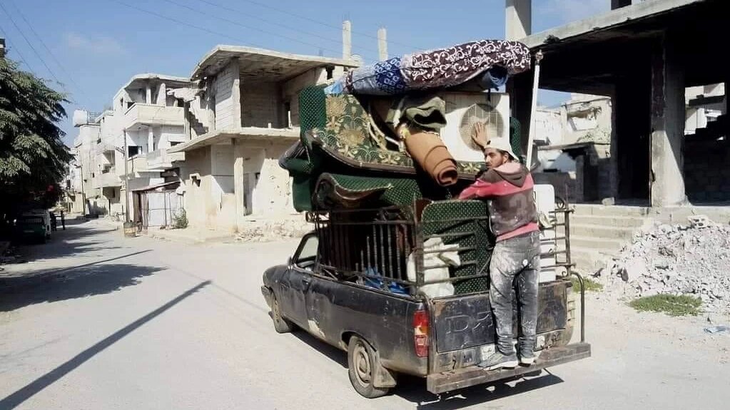 Dozens of families who were stuck in the clashes have left the city after a temporary ceasefire (MEE/Harun al-Aswad)