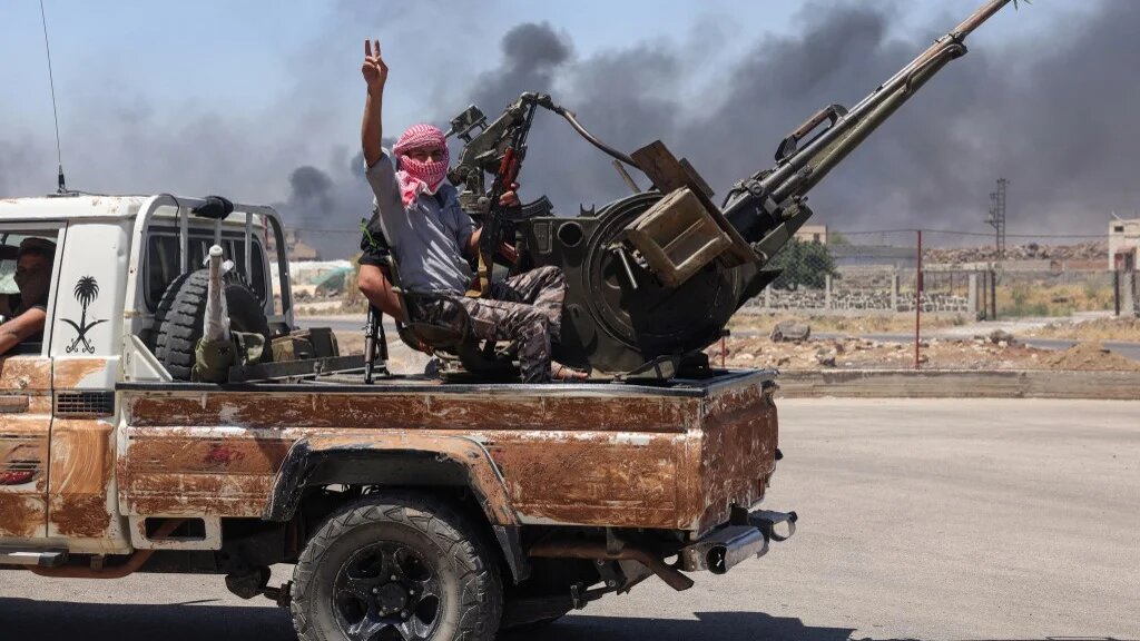 Bedouin and tribal fighters deploy at the western entrance of Syria’s Druze heartland of Sweida on 18 July 2025 (Bakr Alkasem/AFP)