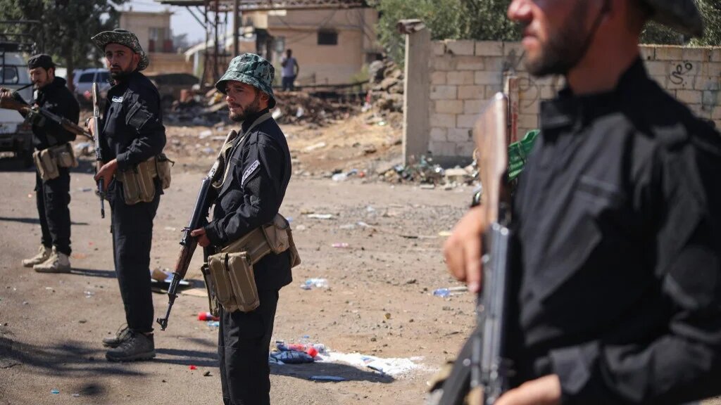 Syrian forces deploy amid clashes in the country’s south on 19 July 2025 (Abdulaziz Ketaz/AFP)