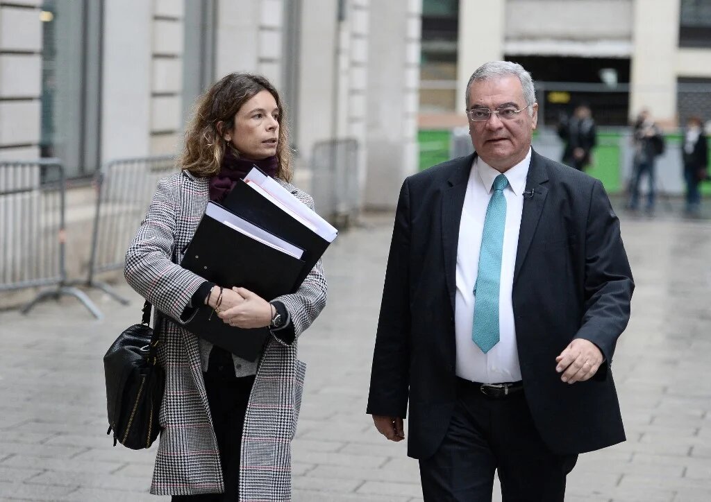 Clémence Bectarte, avocate des deux Franco-syriens disparus en Syrie, accompagnée de leur frère Obeida Dabbagh, le 24 octobre 2016 à Paris (Stéphane de Sakutin/AFP)