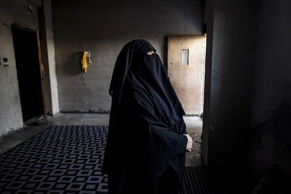 Amal, 50 ans, ancienne détenue du camp d’al-Hol, dans sa maison à Raqqa, au nord de la Syrie, le 4 juin 2022 (AFP/Delil Souleiman)