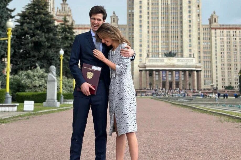 Asma al-Assad et son fils Hafez devant l’Université d’Etat de Moscou, le 1er juillet (Twitter)