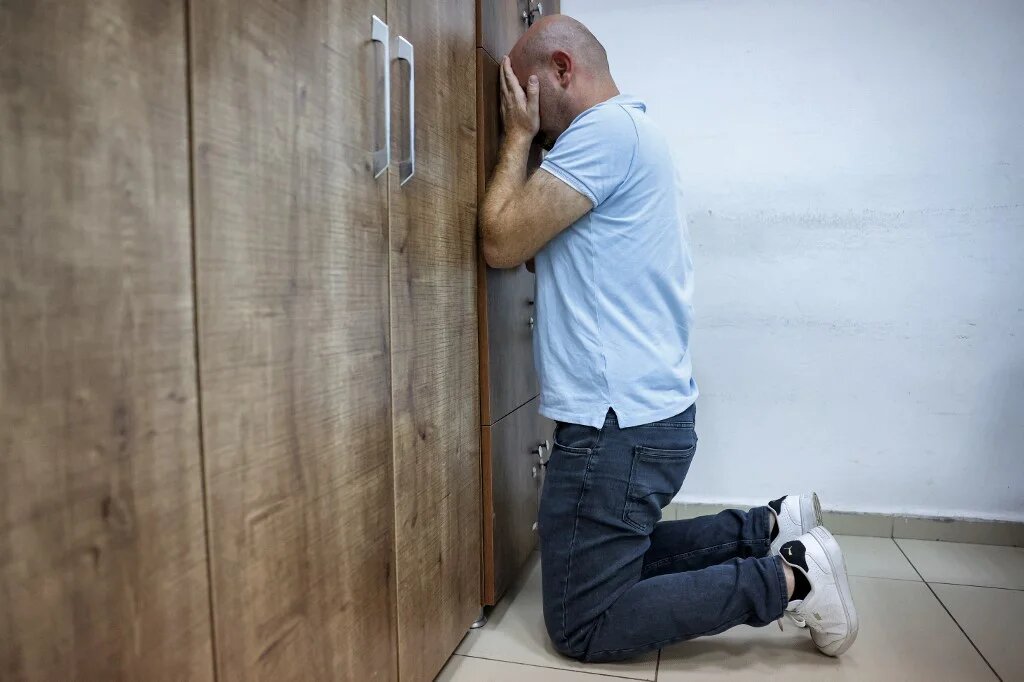 Qais Mourad, ancien détenu de 36 ans de la prison syrienne de Sednaya, reconstitue un épisode de son traitement carcéral, dans sa maison de Gaziantep, dans le Sud-Est de la Turquie, le 11 août 2022 (AFP/Omar Haj Kaddour)