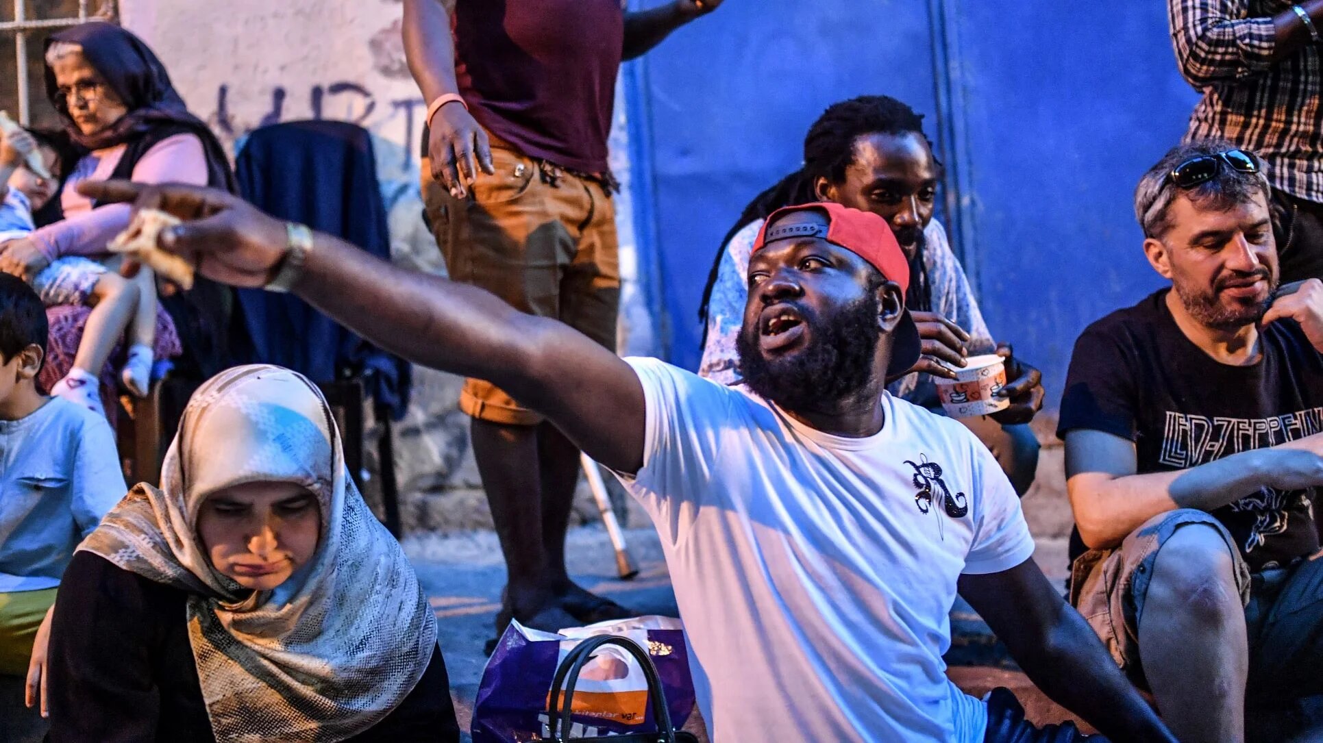 An iftar organised by civil society group Tarlabasi Solidarity in 2018 (AFP/Bulent Kilic)