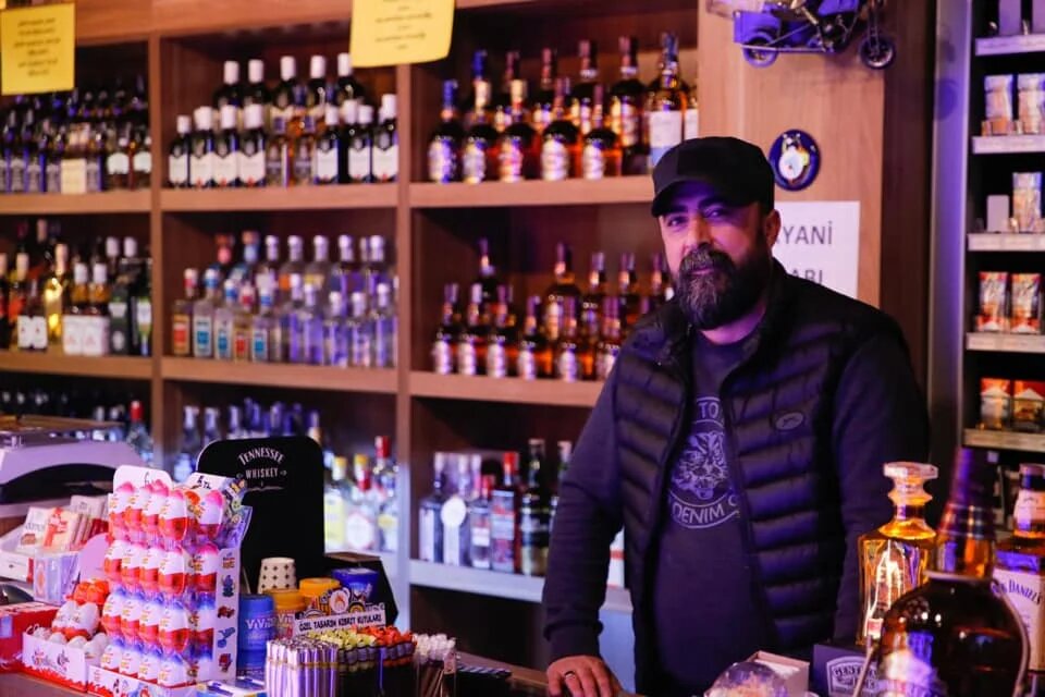 Özgür Aybaş dirige une plateforme solidaire pour les magasins de vins et spiritueux, laquelle compte plus de 10 000 membres (Facebook)