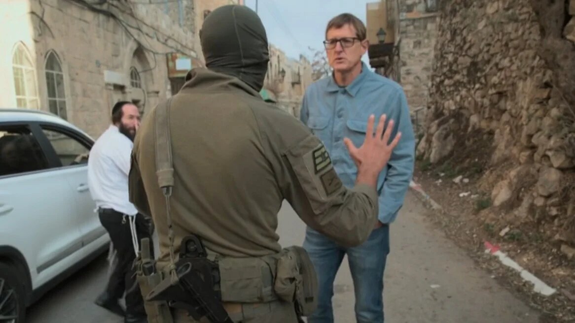 An Israeli soldier argues with Louis Theroux (Screengrab)