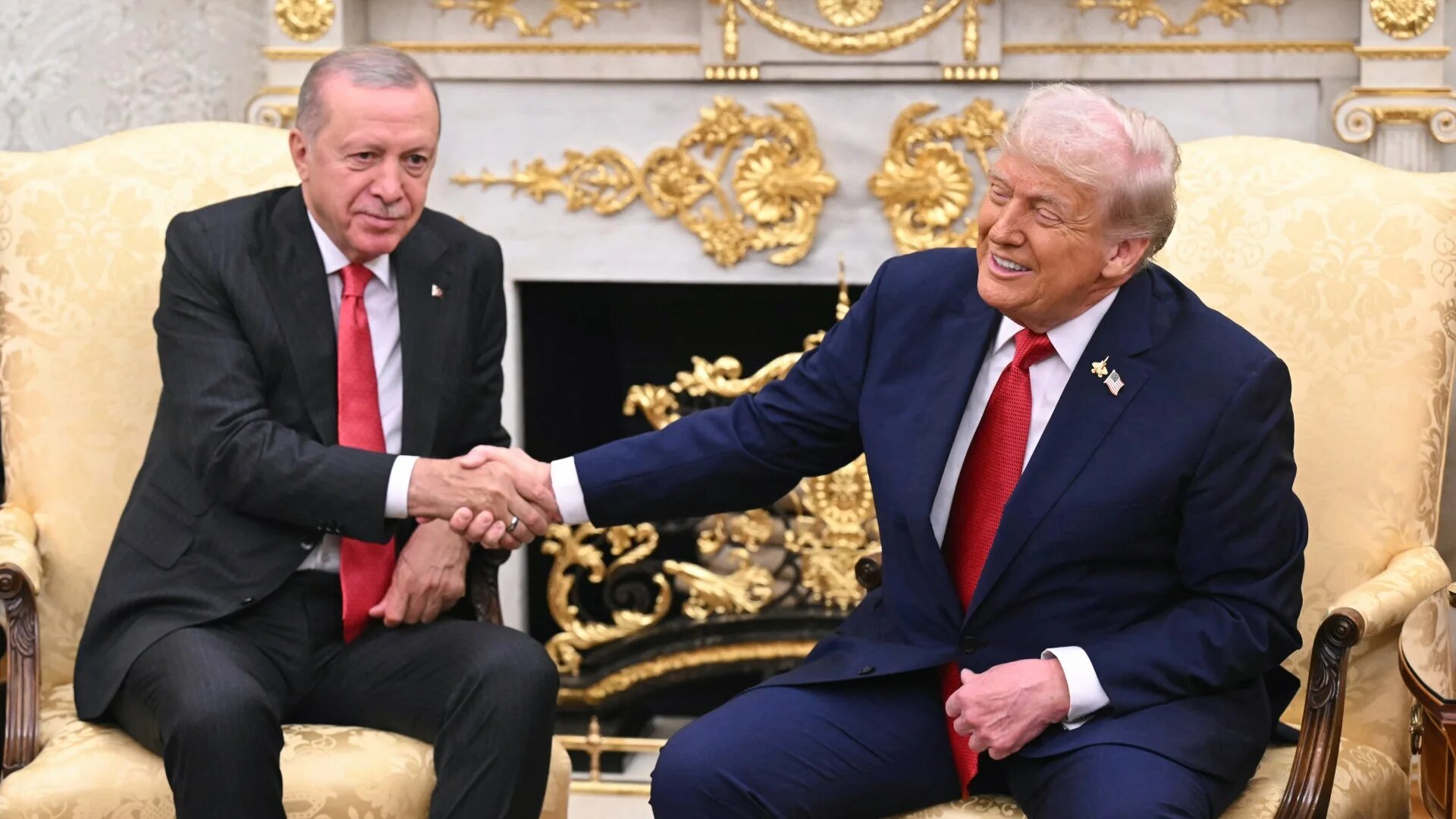 US President Donald Trump shakes hands with Turkey's President Recep Tayyip Erdogan as they meet in the Oval Office on 25 September 2025 (Saul Loeb/AFP)