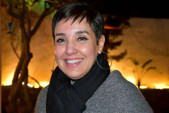 L’avocate et chroniqueuse Sonia Dahmani fait l’objet de poursuites en vertu de l’article 54 promulgué en septembre 2022 par Kais Saied pour réprimer la production et diffusion de « fausses nouvelles » mais critiqué par les défenseurs des droits humains car sujet à des interprétations très larges (Facebook/Sonia Dahmeni)