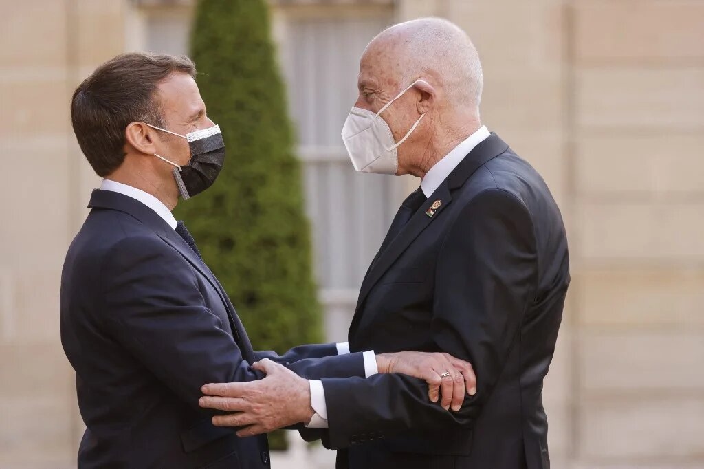 Nadia Akacha aurait raconté que Kais Saied tremblait lorsqu’il a rencontré Emmanuel Macron. En photo, les deux présidents à l’Élysée en mai 2021 (AFP/Ludovic Marin)