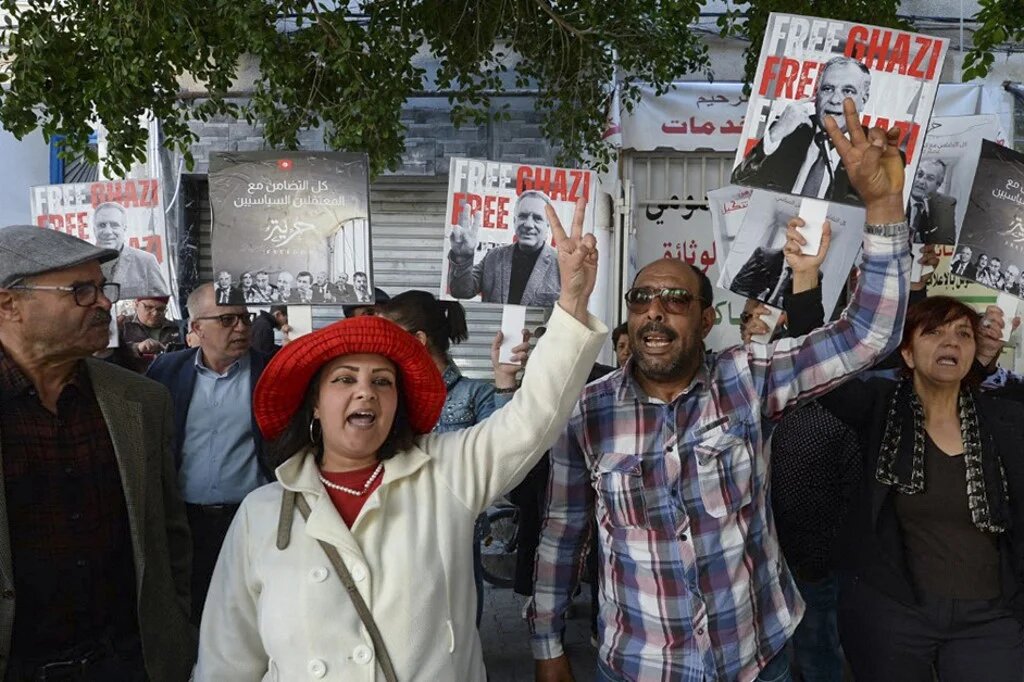 Des partisans du Front de salut national (FSN, coalition politique rassemblant partis et mouvements opposés à la prise de pouvoir de Kais Saied) manifestent le 30 mars 2023 à Tunis (AFP/Sofiene Hamdaoui)