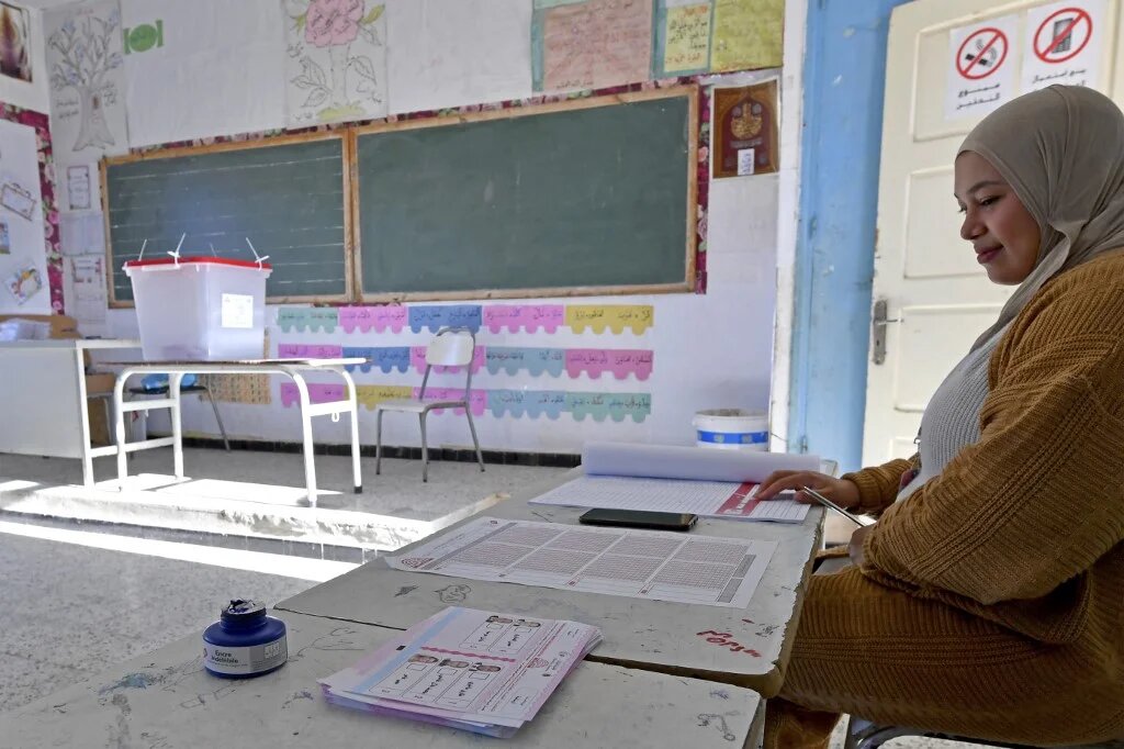 Un bureau de vote à Mnihla, près de Tunis, attend les électeurs, le 17 décembre 2022 (AFP/Fethi Belaid)