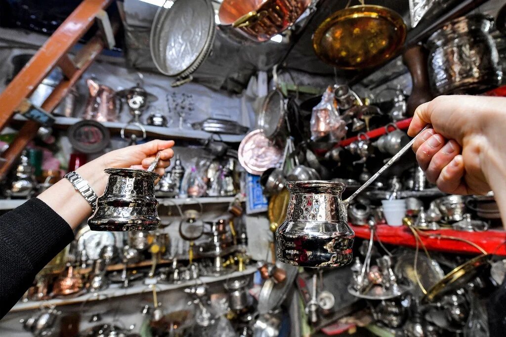 L’étamage coûte entre 20 et 200 dinars (environ 6 et 60 euros) selon la taille et la forme de l’objet (AFP/Fethi Belaid)