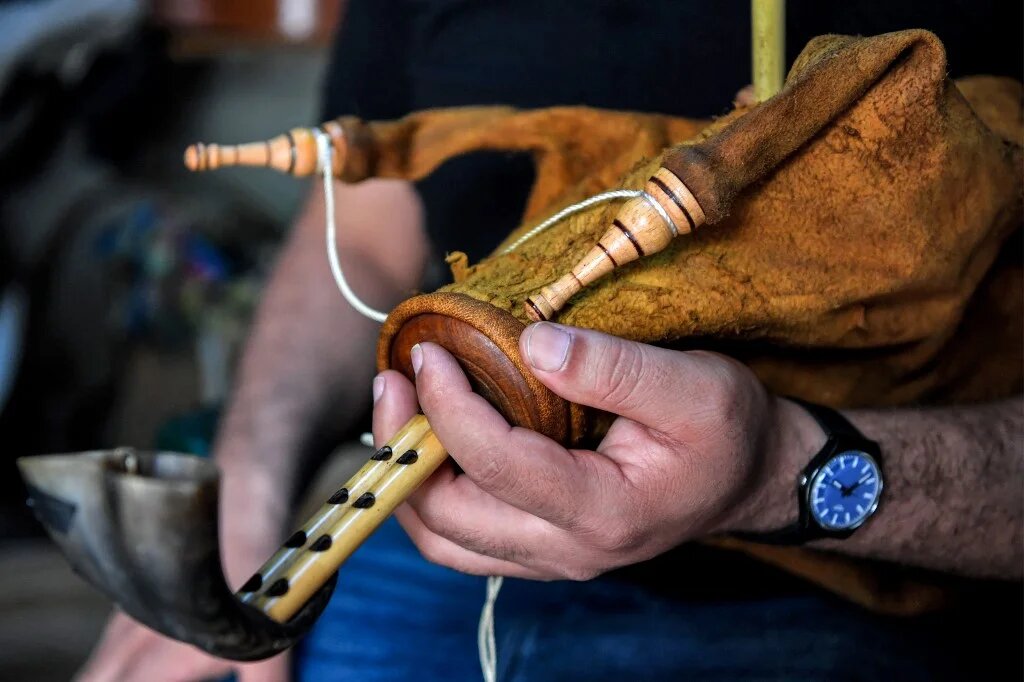 Traditionnellement, des soirées de mezoued sont organisées dans des quartiers populaires, voire pauvres et marginalisés, en particulier à l’occasion des mariages (AFP/Fethi Belaid)