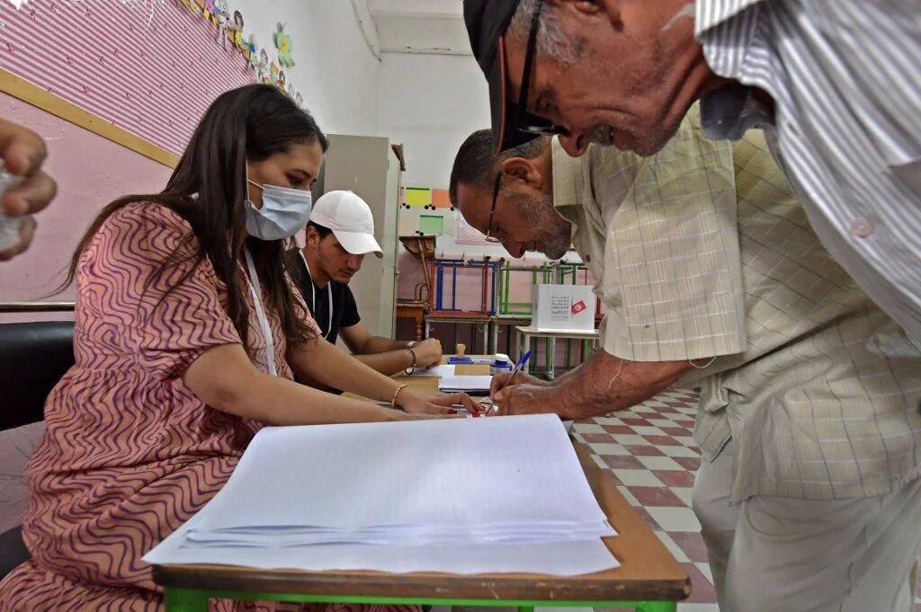 Les Tunisiens votent ce lundi 25 juillet lors d’un référendum imposé par Kais Saied, sur une nouvelle Constitution controversée qui renforce les pouvoirs du président (AFP/Fethi Belaïd)