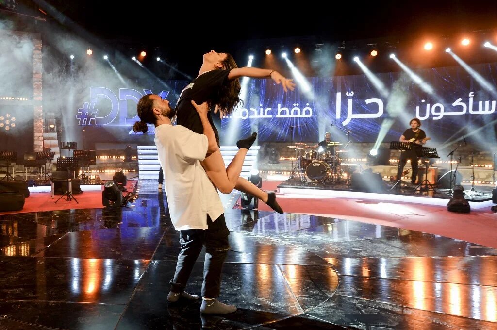 Des danseurs répètent sur le plateau du spectacle de talents #DDX à Hammamet, à environ 65 kilomètres au sud-est de la capitale tunisienne, le 24 juin 2022 (AFP/Sofiene Hamdaoui)