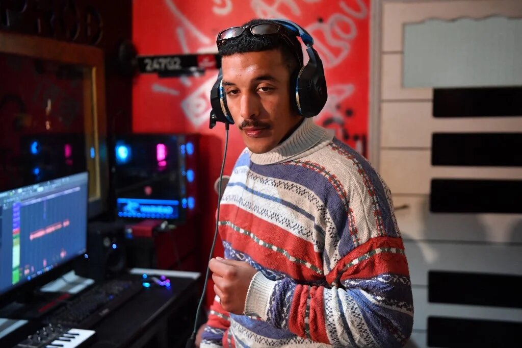 À 23 ans, Mohamed Ali Ayari, habitant de Douar Hicher, lutte via le rap contre les préjugés et le mépris dont sa génération est la cible (AFP/Fethi Belaid)