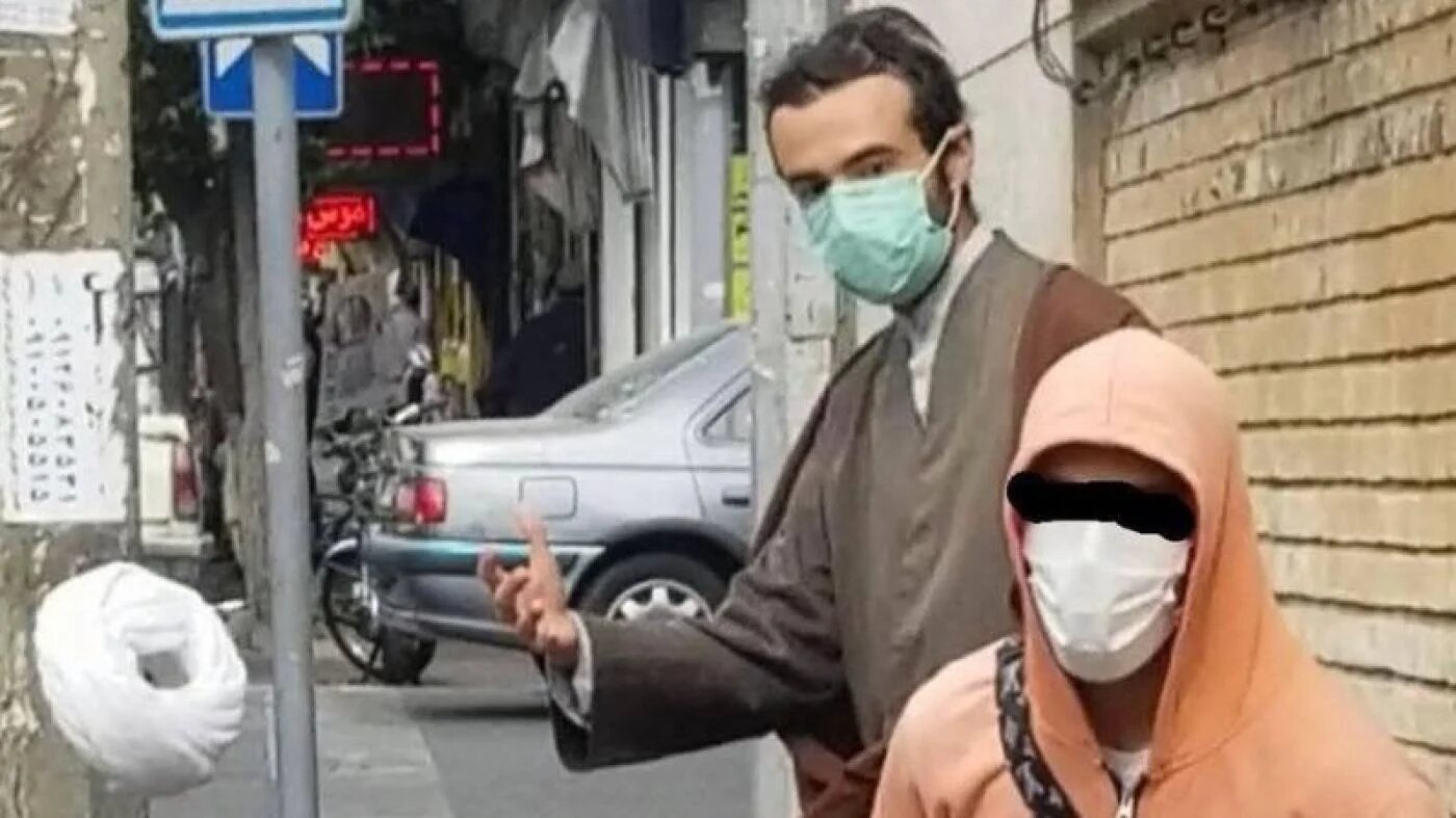 Un homme fait tomber le turban d’un religieux iranien (réseaux sociaux)