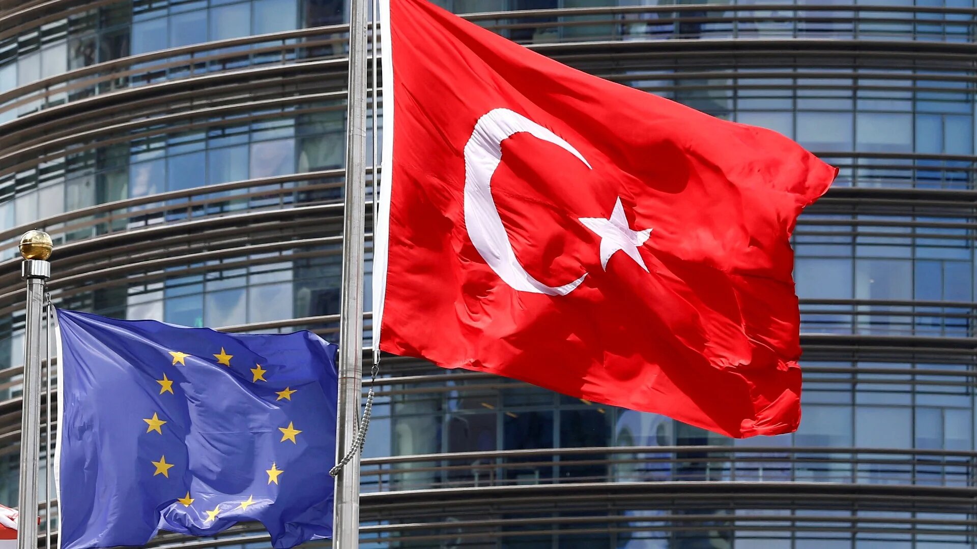 A European Union and Turkish flag fly outside a hotel in Istanbul, 4 May 2016. (Reuters/Murad Sezer/File Photo)