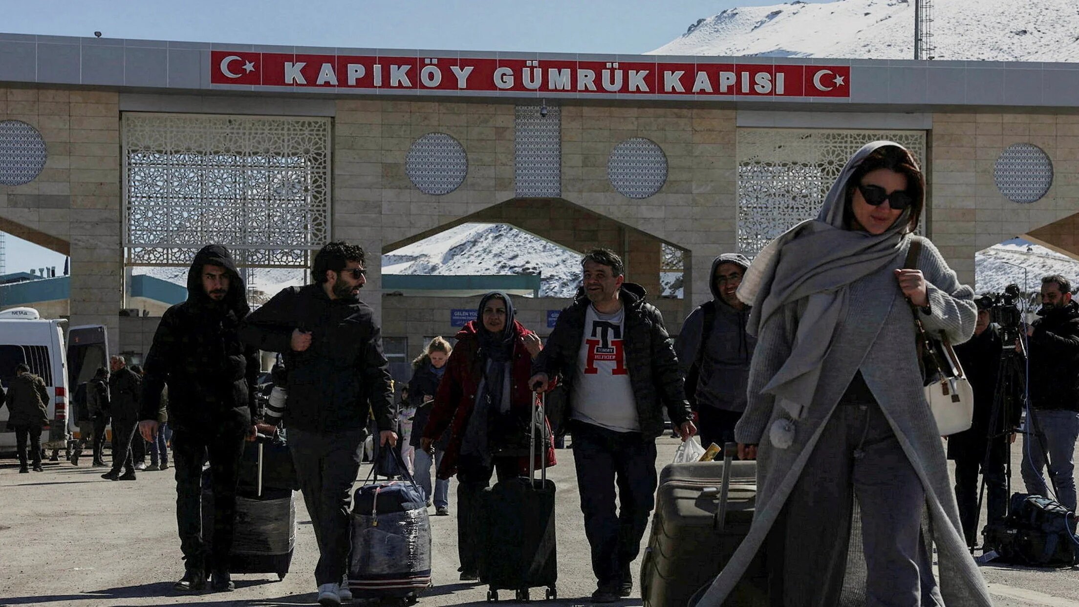 Iranians after crossing into Turkey at the Kapikoy Border Gate in the eastern Van province, Turkey, 3 March 2026 (Reuters/Dilara Senkaya)