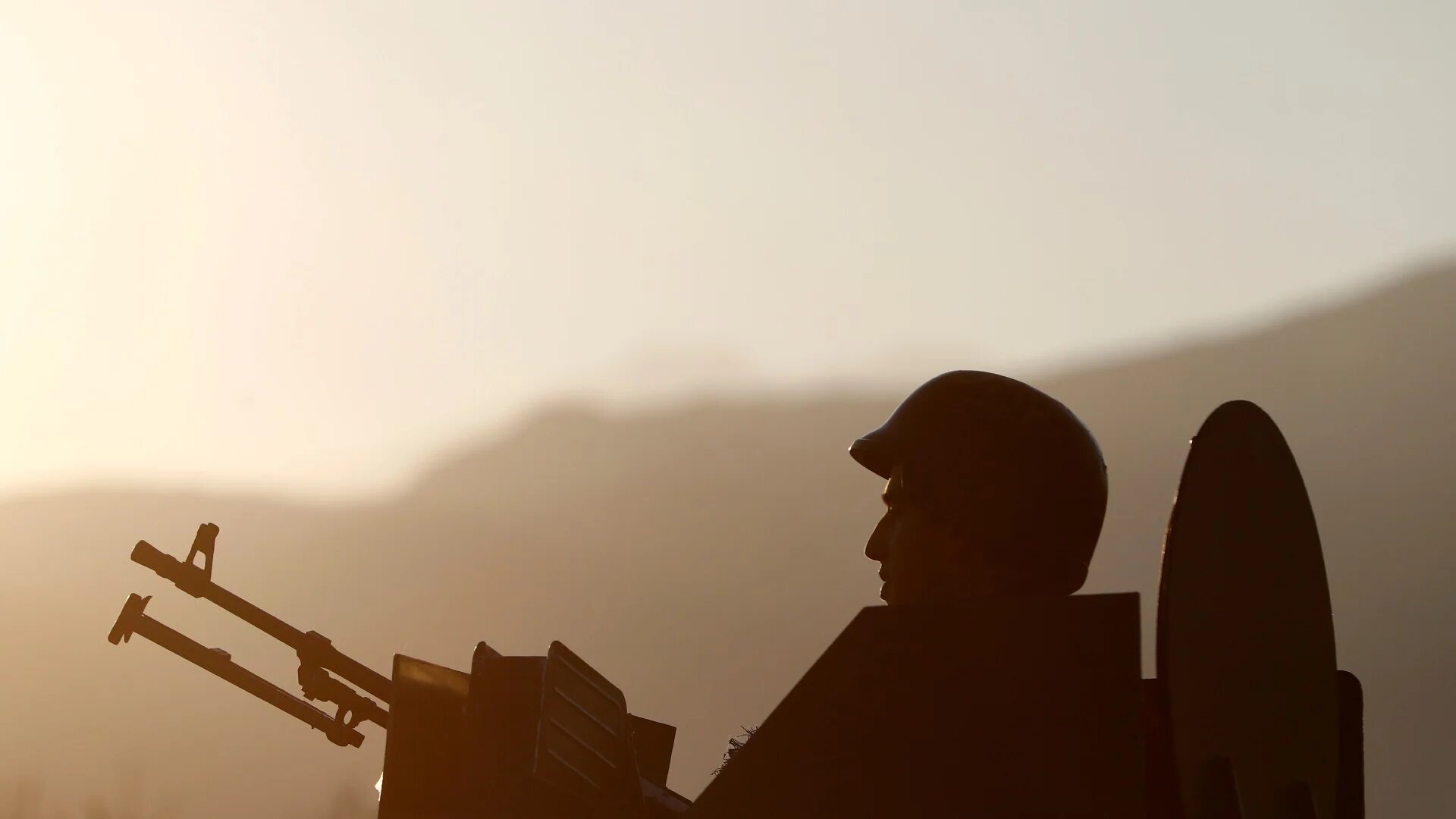A Turkish soldier is seen in an armoured personnel carrier (APC) at a check point near the Turkish-Syrian border in Kilis province, Turkey, 29 January 2018 (Reuters/Murad Sezer)