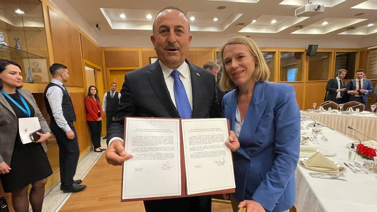 Turkey's Foreign Minister Mevlut Cavusoglu, left, and his Norwegian counterpart Anniken Huitfeld present the deal allowing Norwegians to enter Turkey for six months without a passport (Twitter)