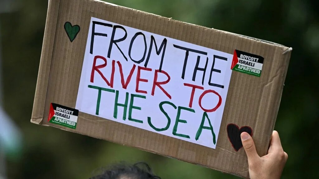 A Pro-Palestinian activist holds up a placard during a march in London on 7 September 2024 (Justin Tallis/AFP)